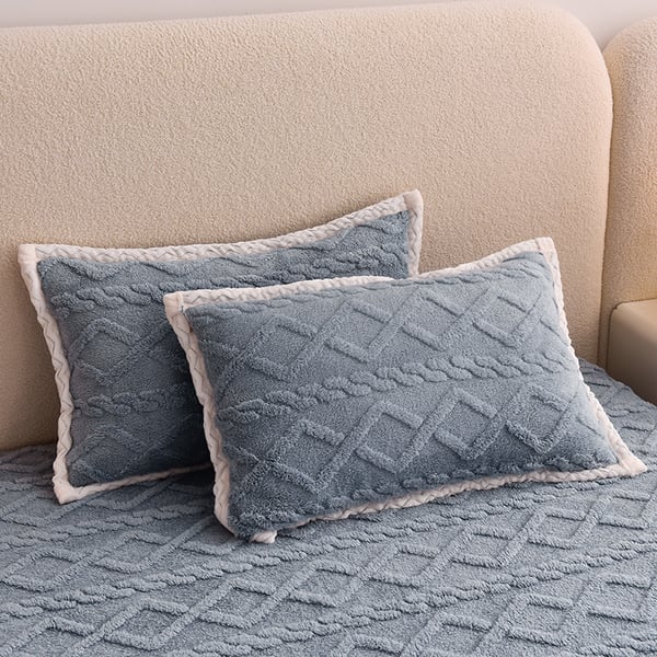 A PAIR OF PILLOWCASE (2 PCS)